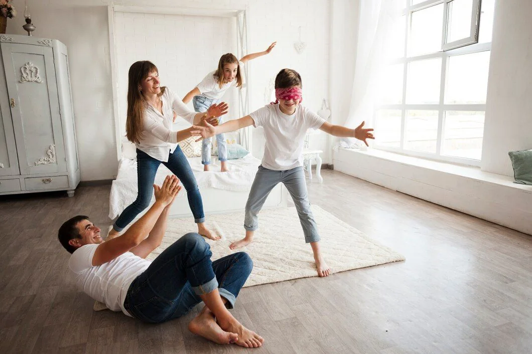 Famille dans un intérieur lumineux