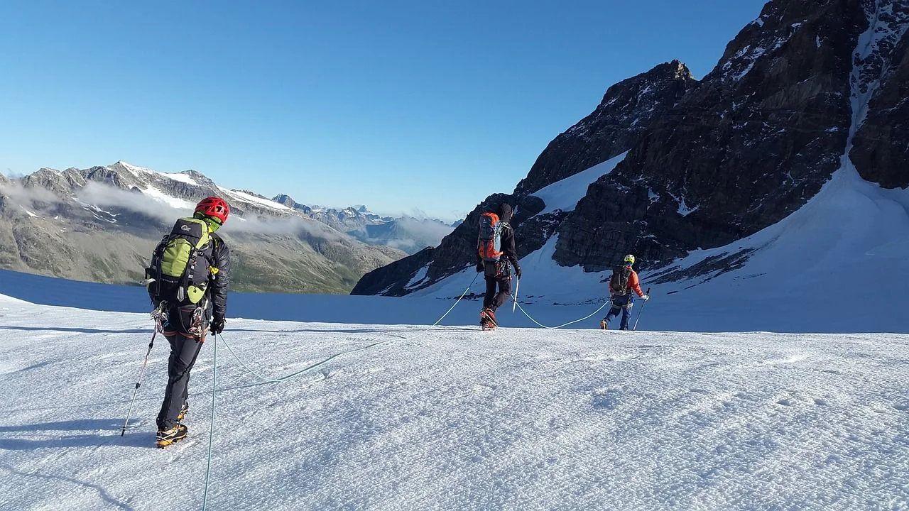 Cordée progressant en montagne