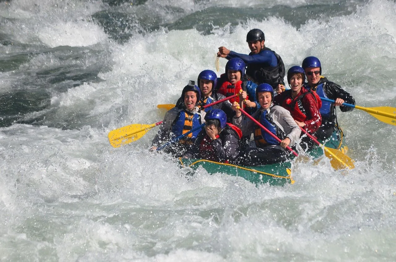 Équipe de rafting affrontant les rapides